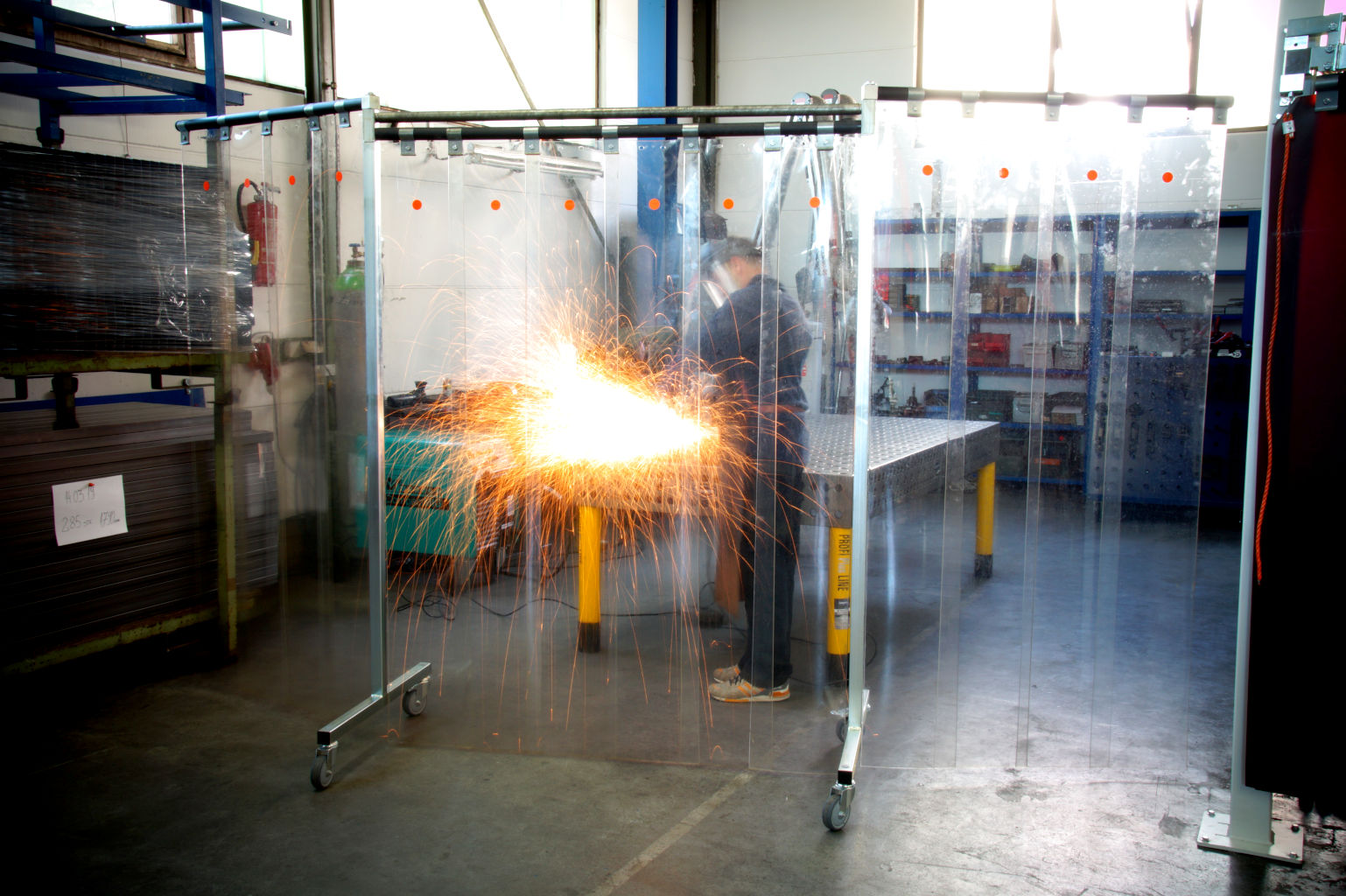 hell-transparenter lamellen-schutzvorhang mit funkenflug